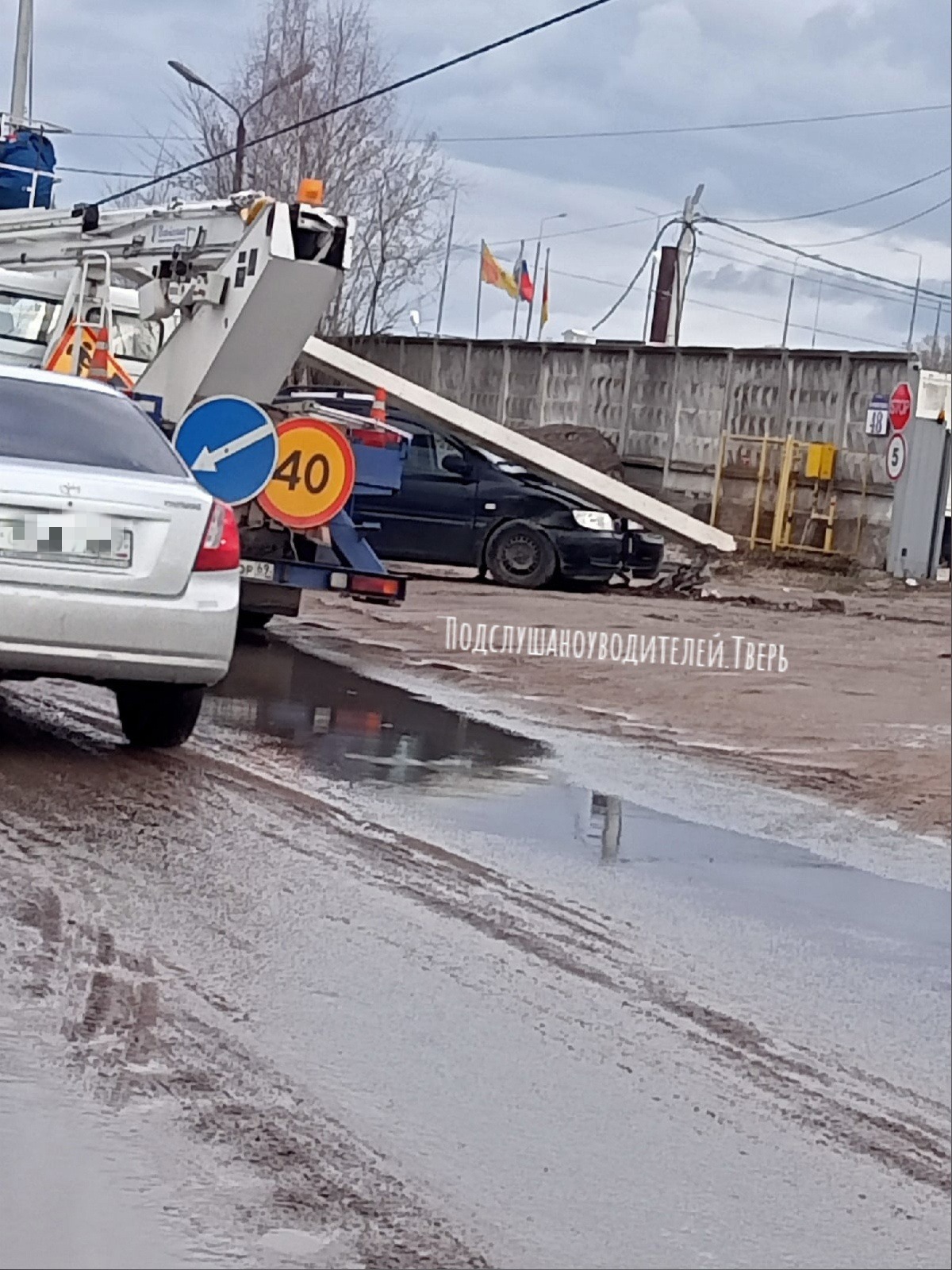 В Твери легковушка при обгоне снесла столб
