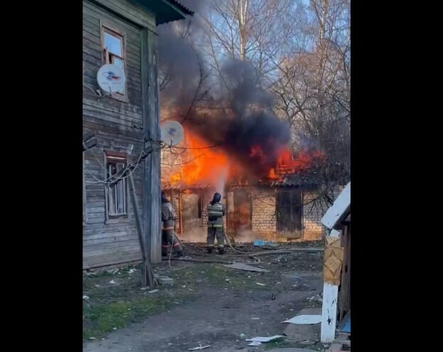 В Тверской области возле жилых домов загорелся сарай