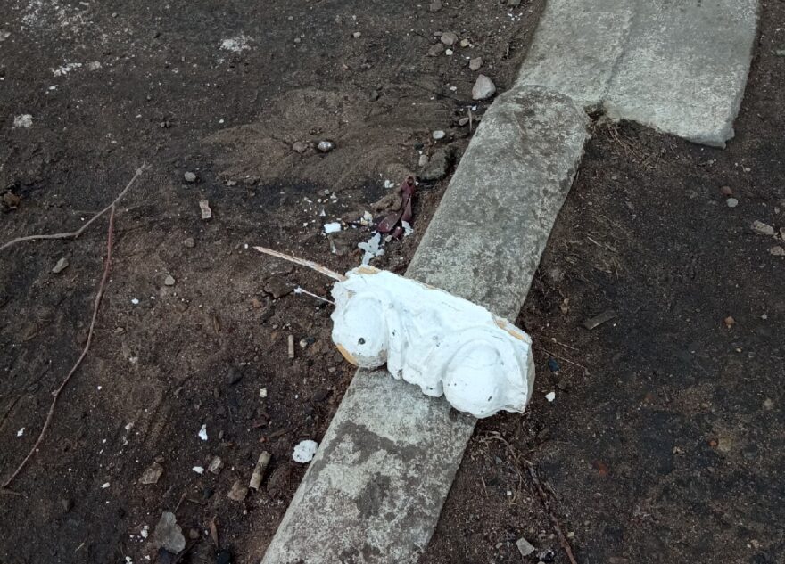 В Твери с фасада здания отваливаются куски лепнины