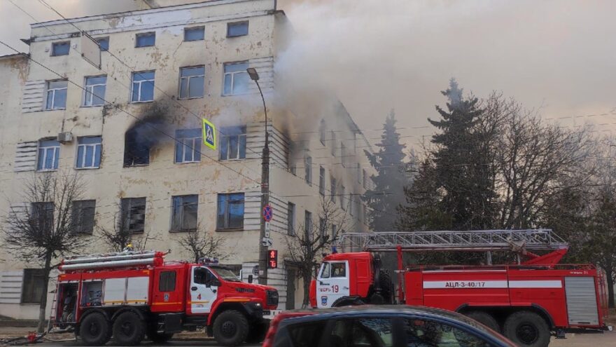 Огонь перекинулся ещё на один корпус тверского НИИ: видео