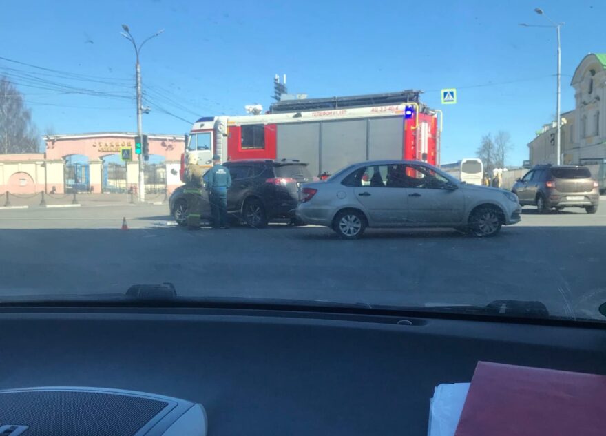 В Твери «Тойота» протаранила машину МЧС