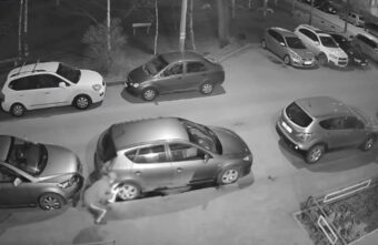 В Твери мужчина поджег стоящий у подъезда автомобиль