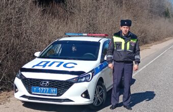 Командир районного отдела ГИБДД в Тверской области спас жизнь попавшего в ДТП водителя