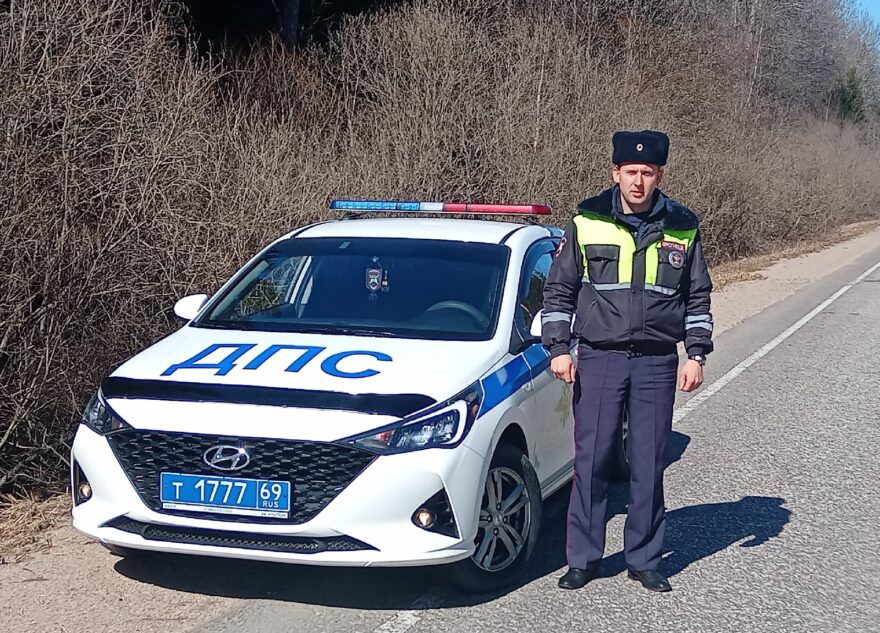 Командир районного отдела ГИБДД в Тверской области спас жизнь попавшего в ДТП водителя Командир районного отдела ГИБДД в Тверской области спас жизнь попавшего в ДТП водителя
