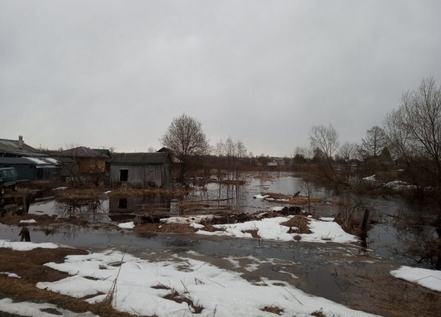 Под Тверью разлившаяся река готова затопить сёла