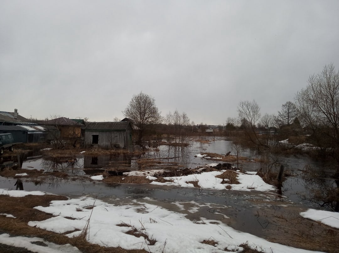 Под Тверью разлившаяся река готова затопить сёла