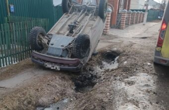 "Нива" перевернулась после столкновения с "Хёндаем" в Твери