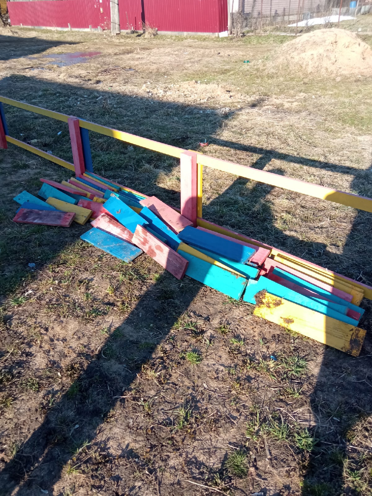 В Тверской области вандалы разгромили детскую площадку