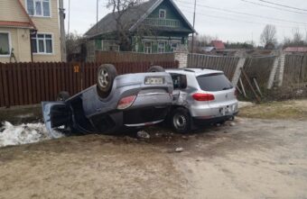 Иномарка перевернулась на крышу в Тверской области