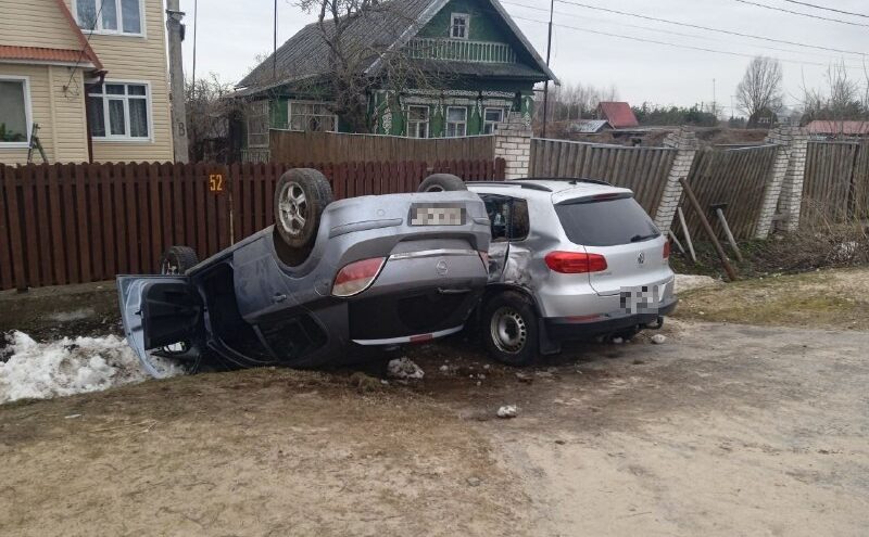 Иномарка перевернулась на крышу в Тверской области