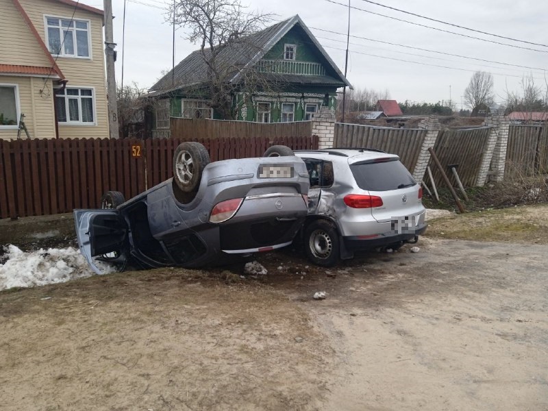 Иномарка перевернулась на крышу в Тверской области