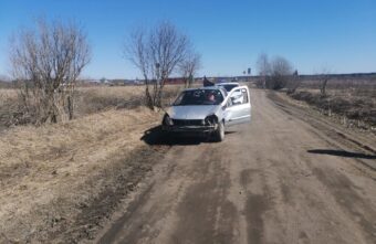 В Тверской области иномарка съехала с "Золотого кольца" в кювет и опрокинулась В Тверской области иномарка съехала с "Золотого кольца" в кювет и опрокинулась