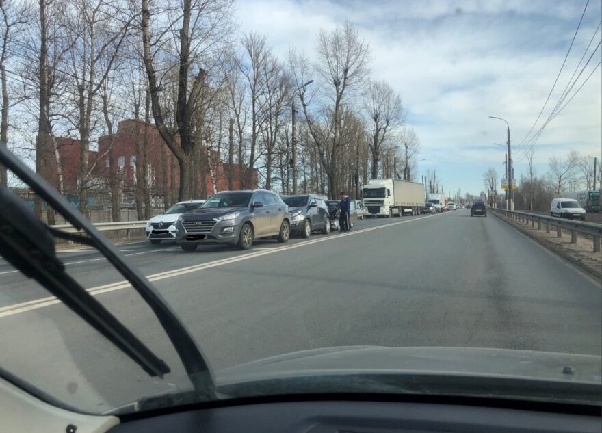 В Твери произошла тройная авария, собралась большая пробка