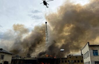 Горящий НИИ в Твери начали тушить с вертолёта Горящий НИИ в Твери начали тушить с вертолёта