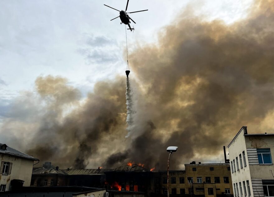 Горящий НИИ в Твери начали тушить с вертолёта