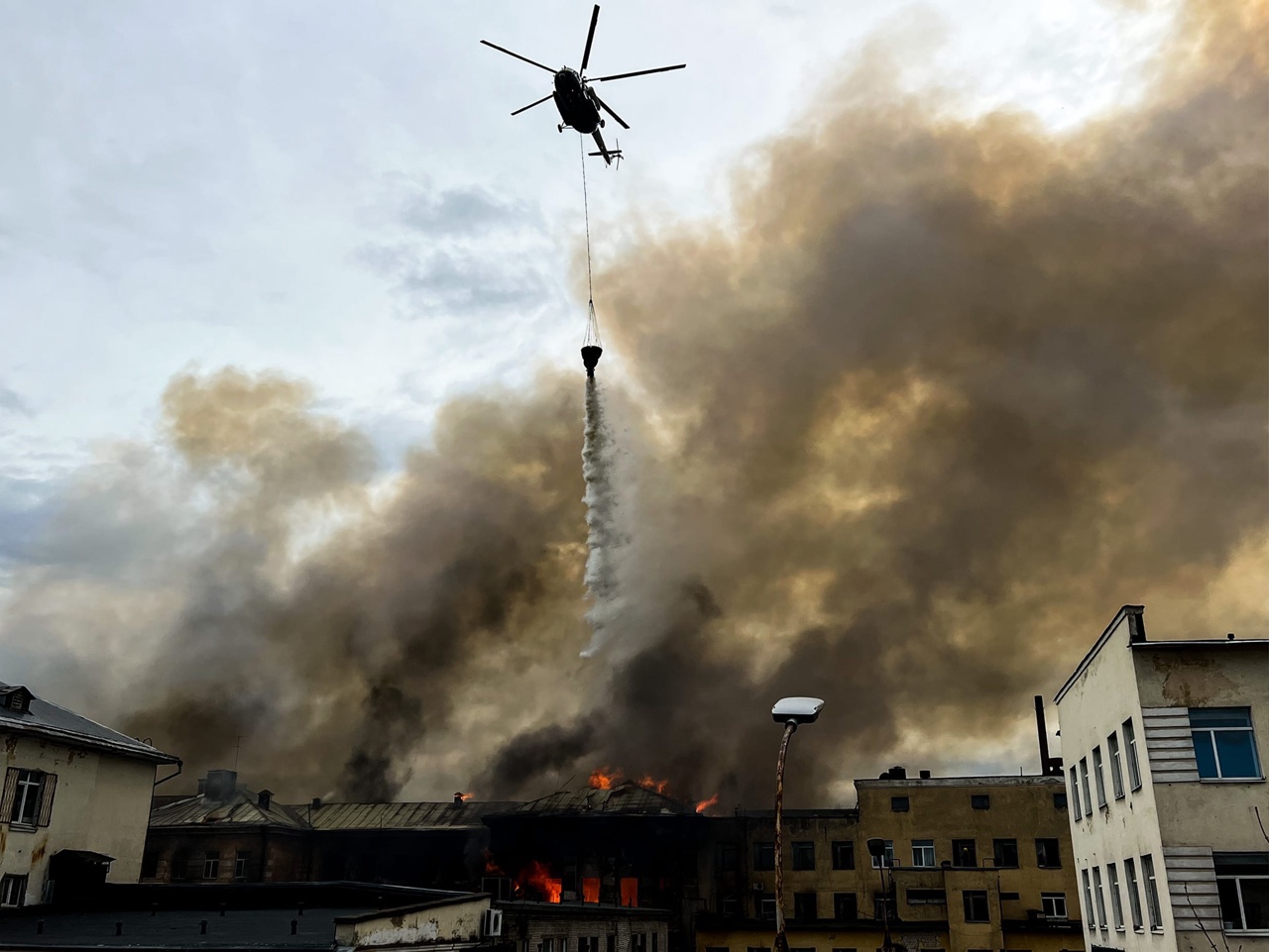 Горящий НИИ в Твери начали тушить с вертолёта