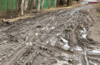 В Тверской области после дождей в поселке пропала дорога
