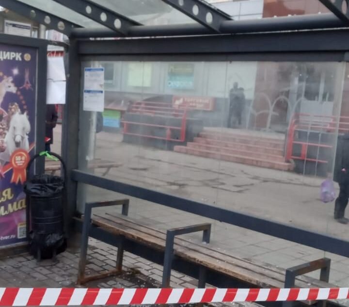 В Твери неизвестные расстреляли остановку