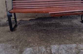 В Тверской области вандалы испортили скамейку на набережной и фонарь