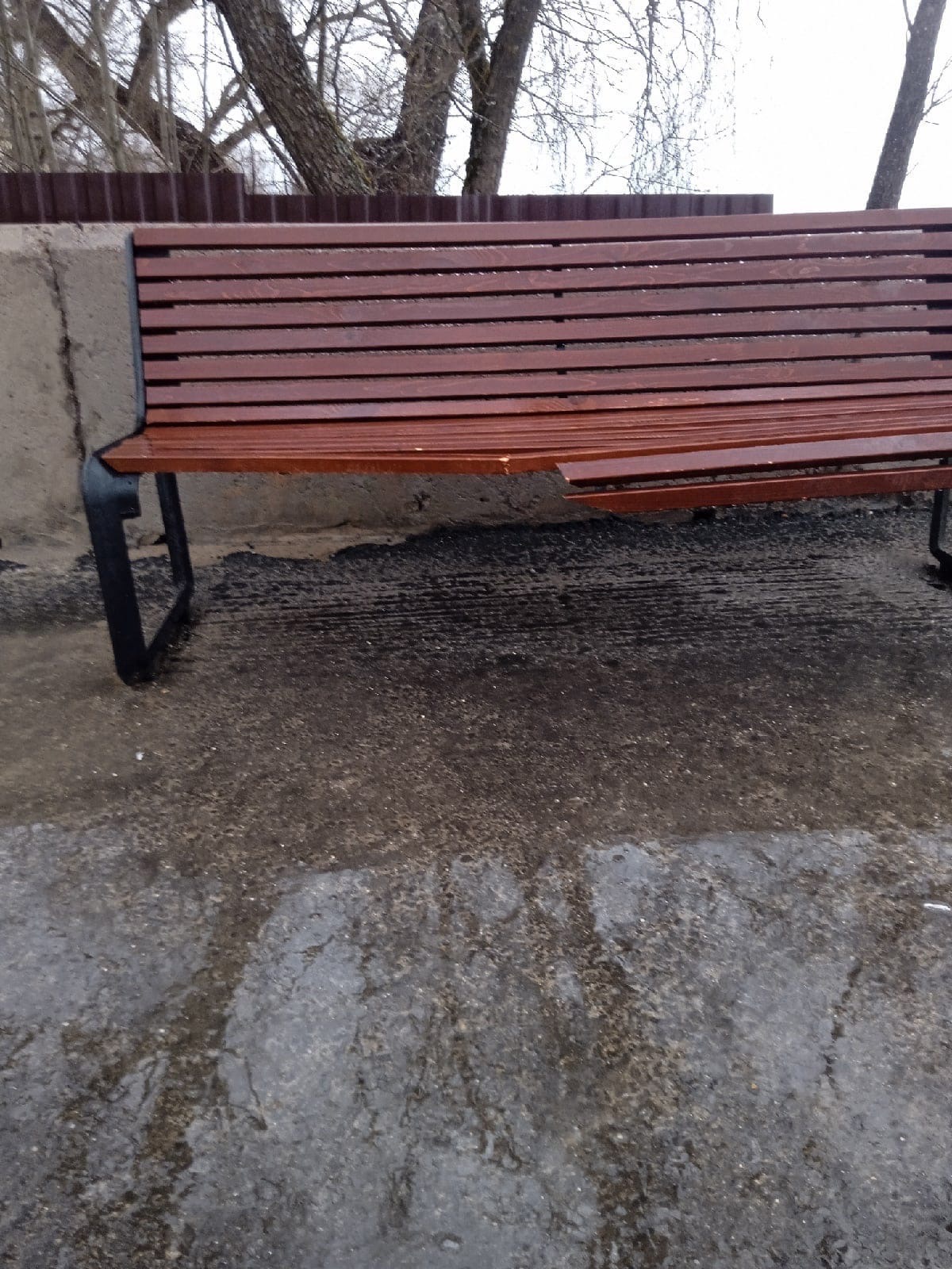 В Тверской области вандалы испортили скамейку на набережной и фонарь