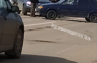 В Твери две машины не поделили проезжую часть