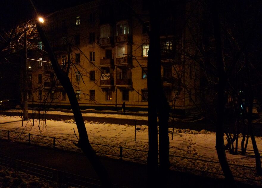 Жители одной из улиц Твери ходят и ездят в темноте   