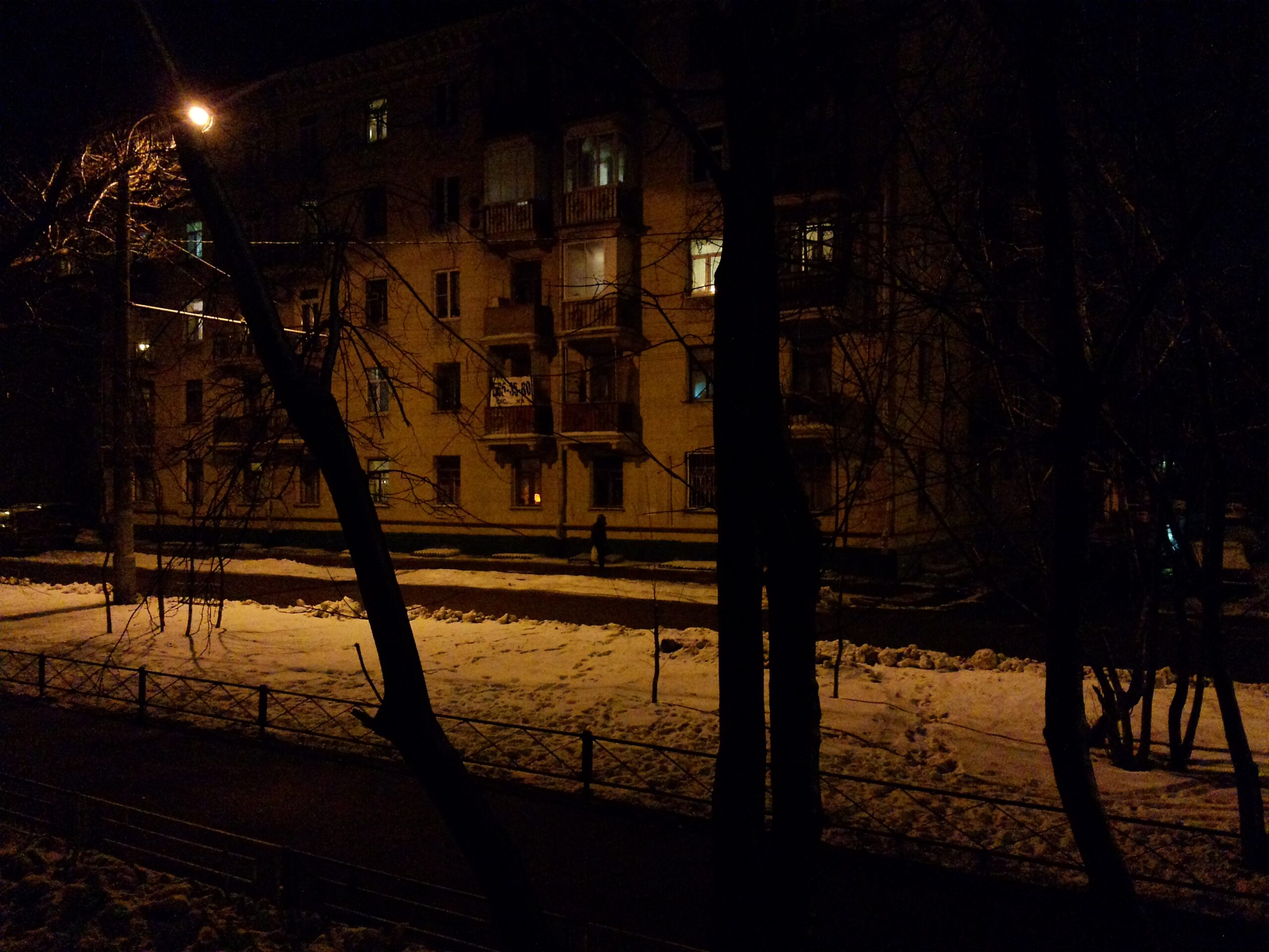 Жители одной из улиц Твери ходят и ездят в темноте   