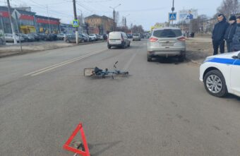 Объезжая трубу, велосипедист попал под машину в Твери