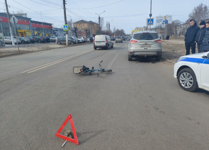 Объезжая трубу, велосипедист попал под машину в Твери