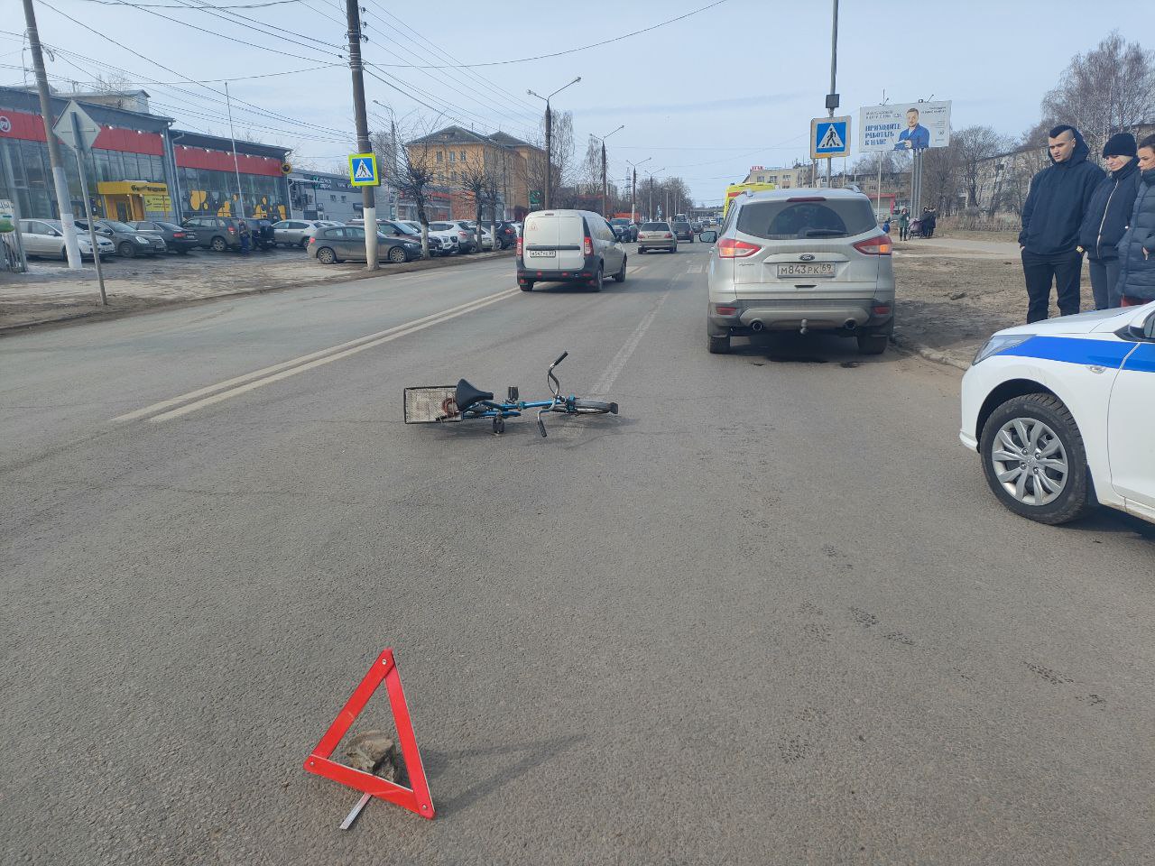 Объезжая трубу, велосипедист попал под машину в Твери