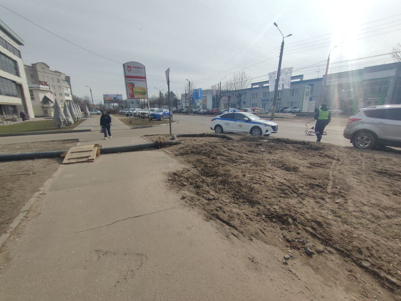 Объезжая трубу, велосипедист попал под машину в Твери