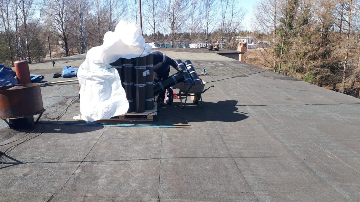 В Коробинской школе Зубцовского района ремонтируют кровлю