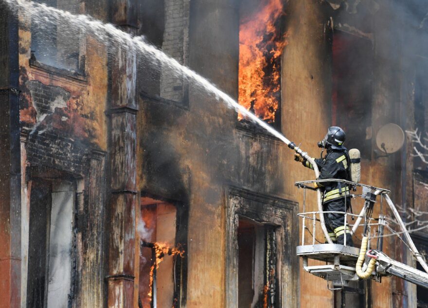 Ликвидация возгорания в здании НИИ ВКО в Твери находится на личном контроле губернатора Игоря Рудени