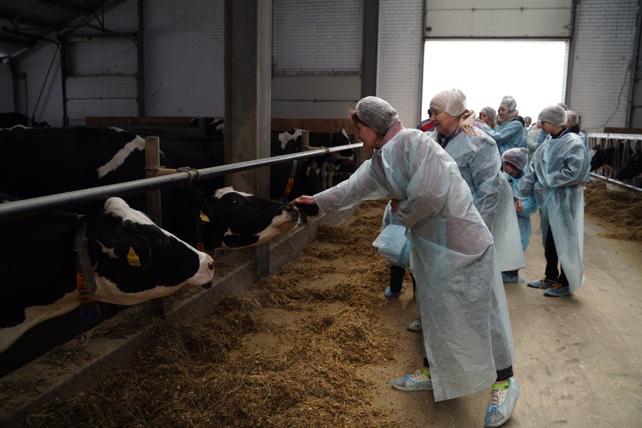 Вынужденные переселенцы с Украины с экскурсией посетили ЗАО «Калининское»