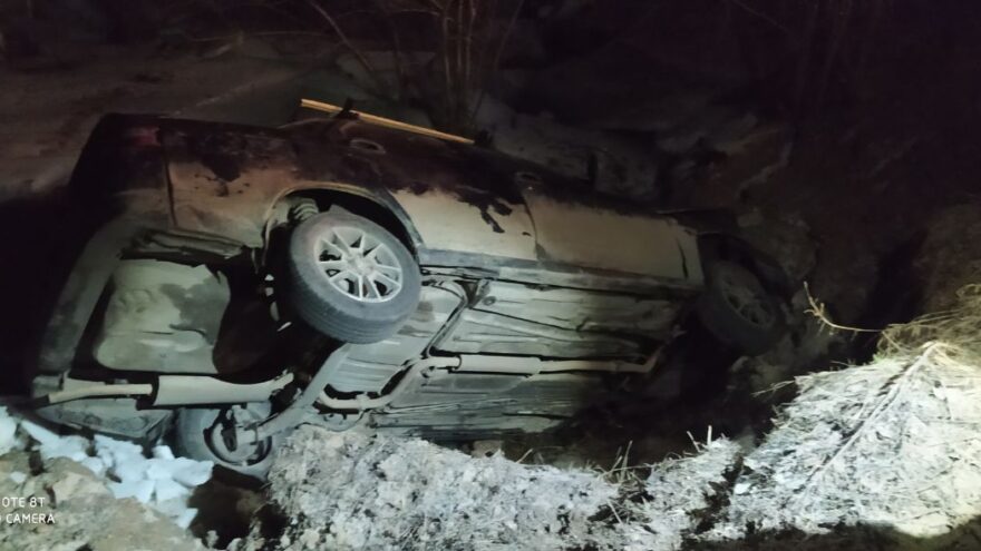 В Тверской области отечественная легковушка улетела в кювет: два человека пострадали В Тверской области отечественная легковушка улетела в кювет: два человека пострадали