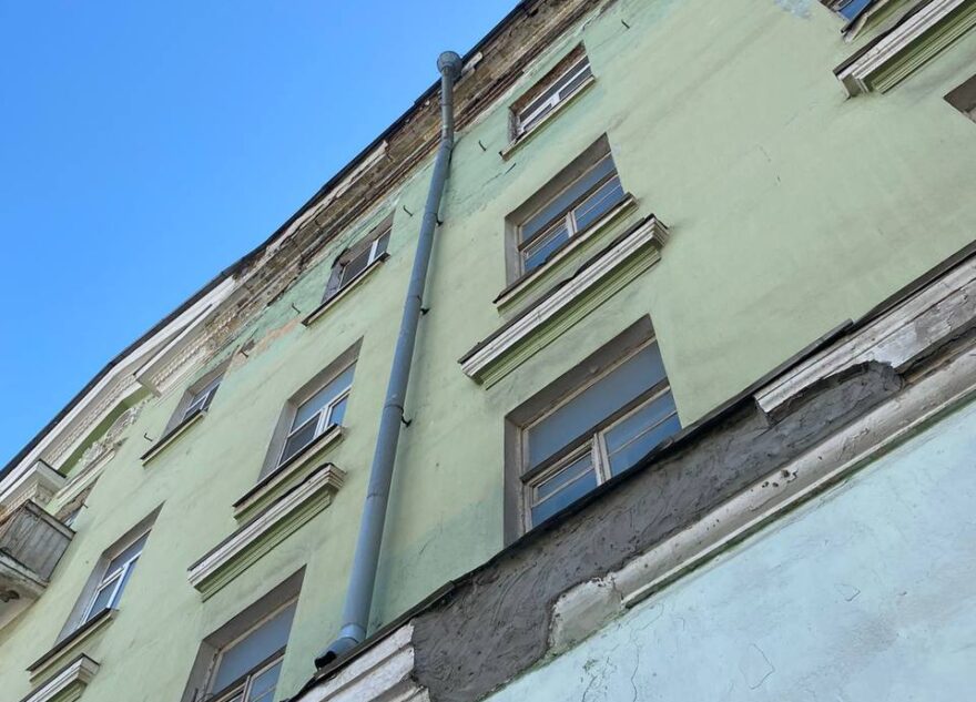 Прокуратура начала проверку из-за падения лепнины с фасада здания в Твери Прокуратура начала проверку из-за падения лепнины с фасада здания в Твери