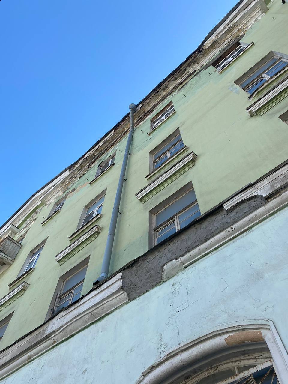 Прокуратура начала проверку из-за падения лепнины с фасада здания в Твери