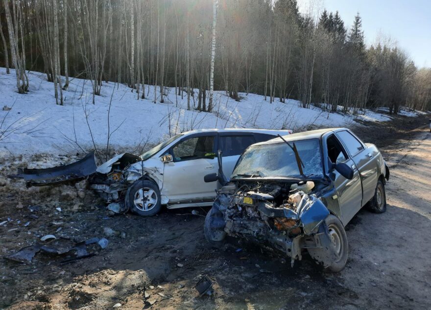 В Тверской области легковушку выкинуло на встречную полосу из-за взорвавшегося колеса В Тверской области легковушку выкинуло на встречную полосу из-за взорвавшегося колеса