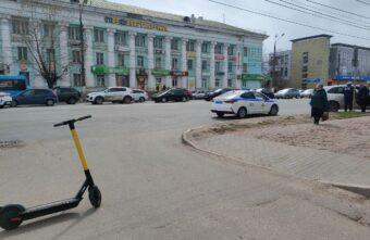 В Твери водитель "Порше" сбил 16-летнего подростка на электросамокате