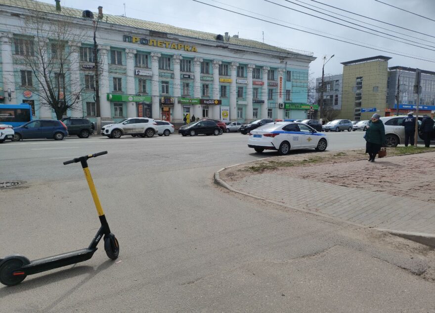 В Твери водитель "Порше" сбил 16-летнего подростка на электросамокате В Твери водитель "Порше" сбил 16-летнего подростка на электросамокате