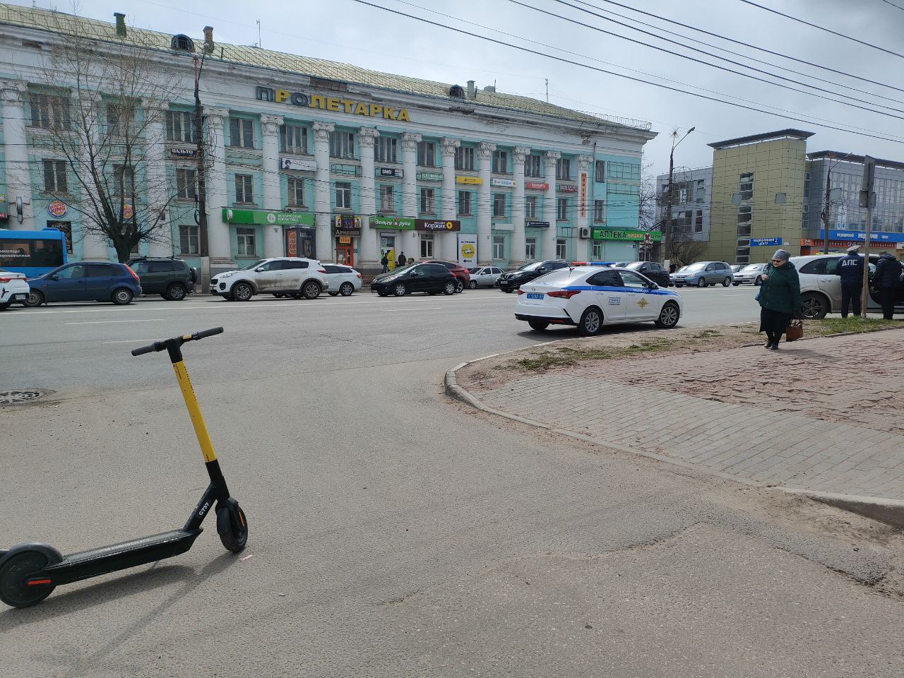 В Твери водитель "Порше" сбил 16-летнего подростка на электросамокате