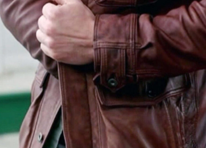 Иностранец вышел из магазина в Твери в неоплаченной куртке