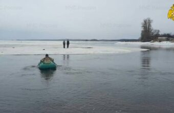 В Тверской области спасли детей, которые решили покататься на льдине