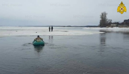 В Тверской области спасли детей, которые решили покататься на льдине В Тверской области спасли детей, которые решили покататься на льдине