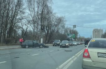 У театра в Твери столкнулись три автомобиля