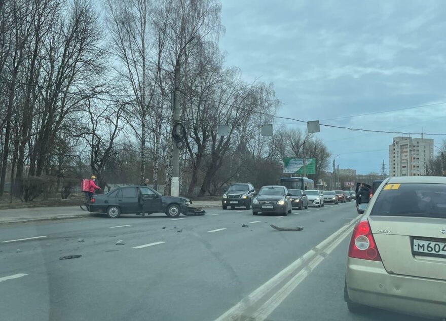 У театра в Твери столкнулись три автомобиля