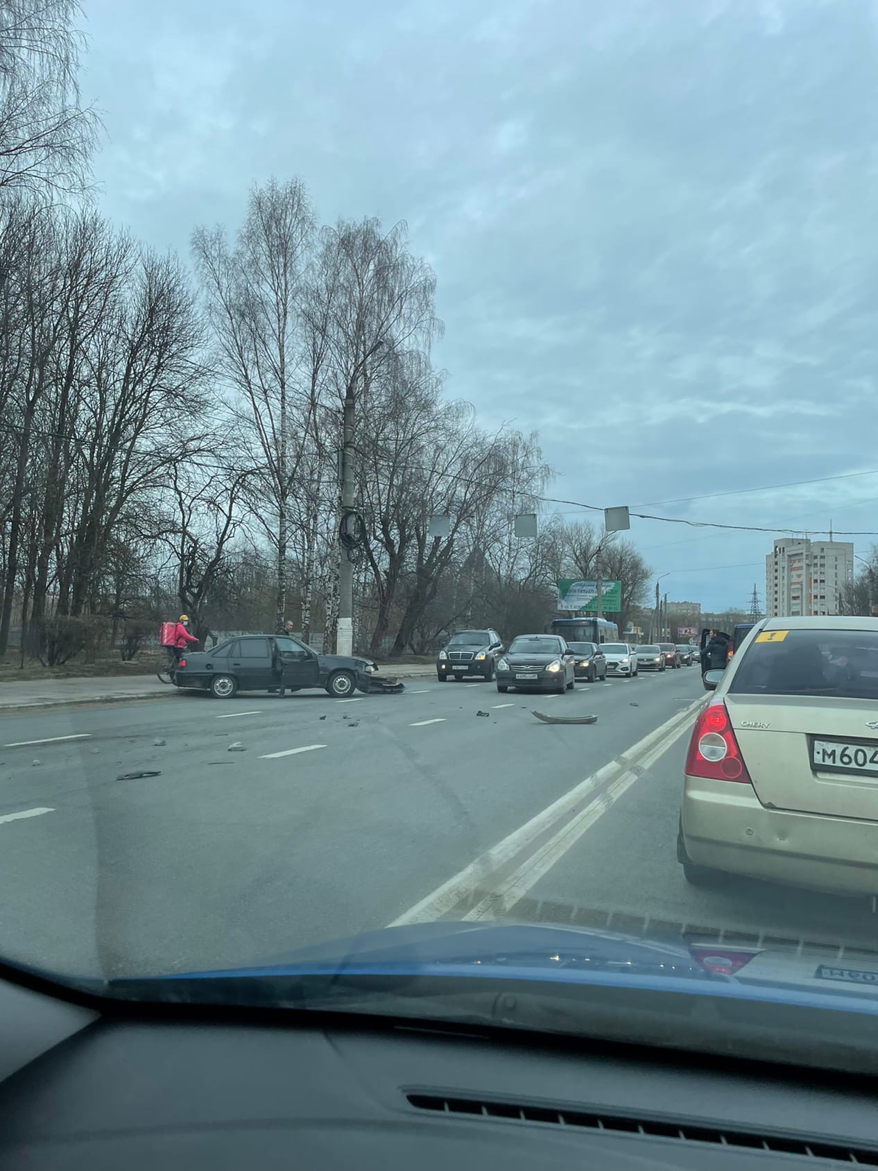 У театра в Твери столкнулись три автомобиля