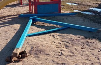 В Тверской области вандалы разгромили детскую площадку