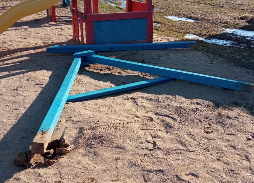 В Тверской области вандалы разгромили детскую площадку