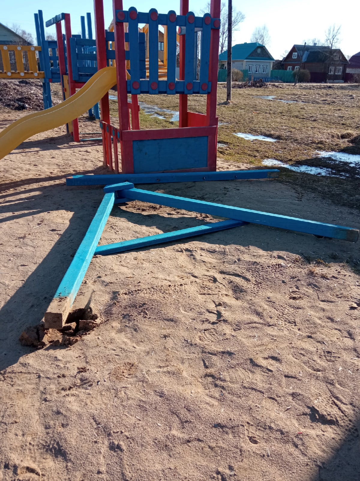 В Тверской области вандалы разгромили детскую площадку